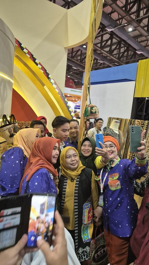 Touring the Apkasi Otonomi Expo 2024 Booth, Gibran is Crowded by Mothers Asking for Selfies