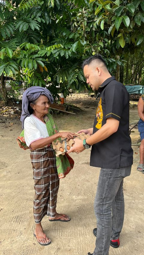 Dukung Program Prabowo, Bakal Calon Bupati Kampar Ini Blusukan Bagikan Makanan Gratis