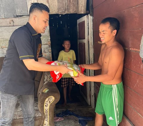 Dukung Program Prabowo, Bakal Calon Bupati Kampar Ini Blusukan Bagikan Makanan Gratis