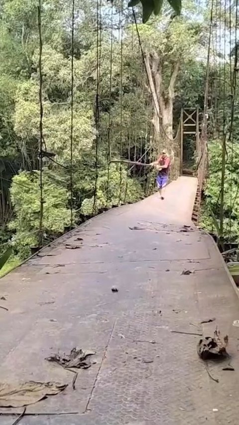 Bikin Warga Gemetar dan Takut Jatuh ke Sungai, Jembatan Gantung Desa di Lebak Ini Kondisinya Memprihatinkan