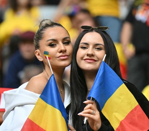 FOTO: Adu Pesona Suporter Cantik di Euro 2024 dan Copa America 2024