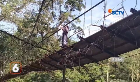 Harus Merayap di Pinggir Jembatan untuk Melintas