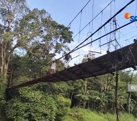 Bikin Warga Gemetar dan Takut Jatuh ke Sungai, Jembatan Gantung Desa di Lebak Ini Kondisinya Memprihatinkan