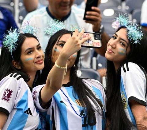 FOTO: Adu Pesona Suporter Cantik di Euro 2024 dan Copa America 2024