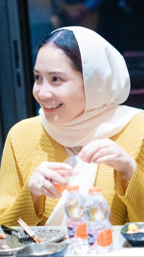 Nagita tampil cantik dengan baju warna kuning dan hijab putih.