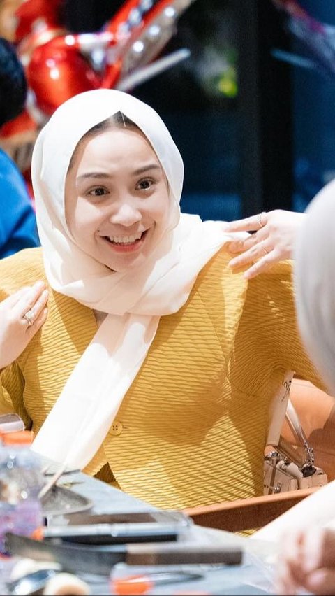 Di sisi lain, netizen rupanya juga salah fokus dengan penampilan Nagita yang memakai hijab tanpa menutup seluruh area rambutnya.