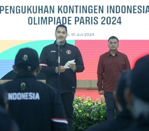 Menteri Pemuda dan Olahraga (Menpora) Dito Ariotedjo memimpin pengukuhan atlet, pelatih, dan ofisial yang menjadi kontingan Indonesia untuk Olimpiade Paris 2024 di Gedung Kemenpora, Jakarta, Rabu (10/7/2024). Indonesia resmi mengirimkan sebanyak sebanyak 29 atlet untuk tampil di Olimpiade Paris 2024 pada 26 Juli sampai 11 Agustus. Foto: Liputan6.com/Herman Zakharia