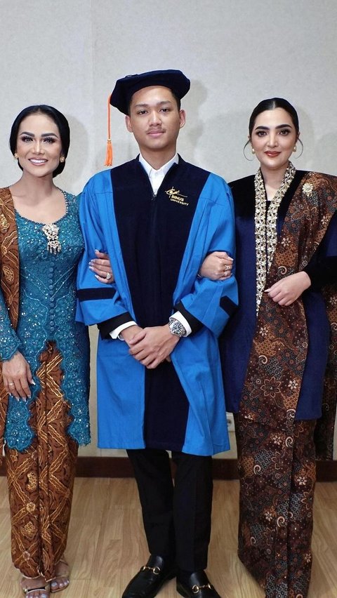 10 Adu Gaya Krisdayanti VS Ashanty Dampingi Wisuda Azriel Hermansyah, KD Dipuji Lebih Pas & Elegan