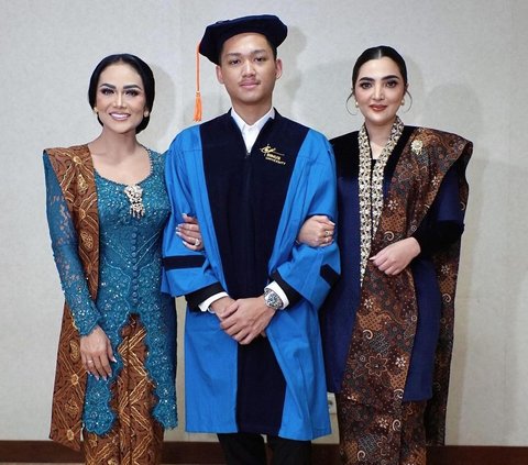 10 Style Comparison of Krisdayanti VS Ashanty Accompanying Azriel Hermansyah's Graduation, KD Praised as More Suitable & Elegant