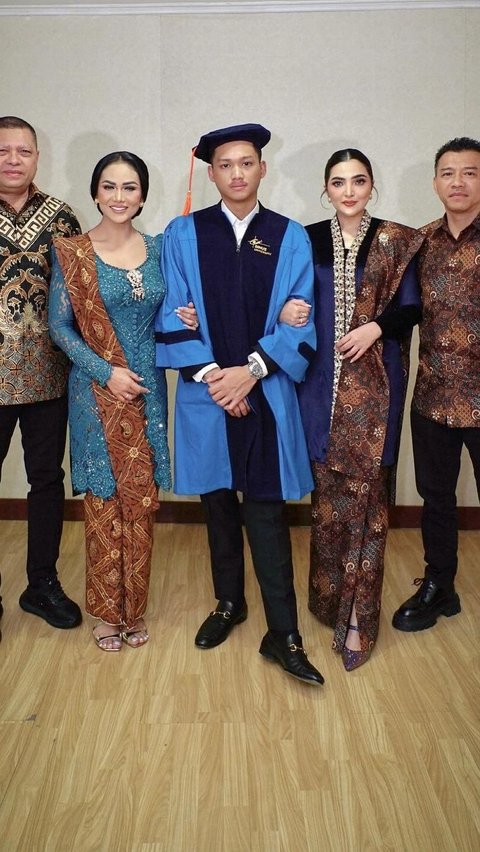 Anang Hermansyah and Ashanty, as well as Kris Dayanti and Raul Lemos, who are proud of Azriel's graduation, were also present at their son's graduation.