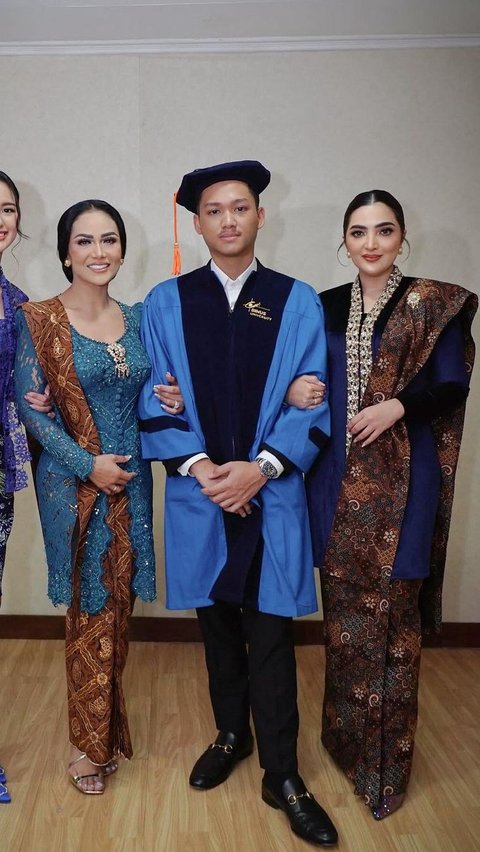 Kedua ibunya hdir begitu cantik dengan kebaya serba biru yang mewah.