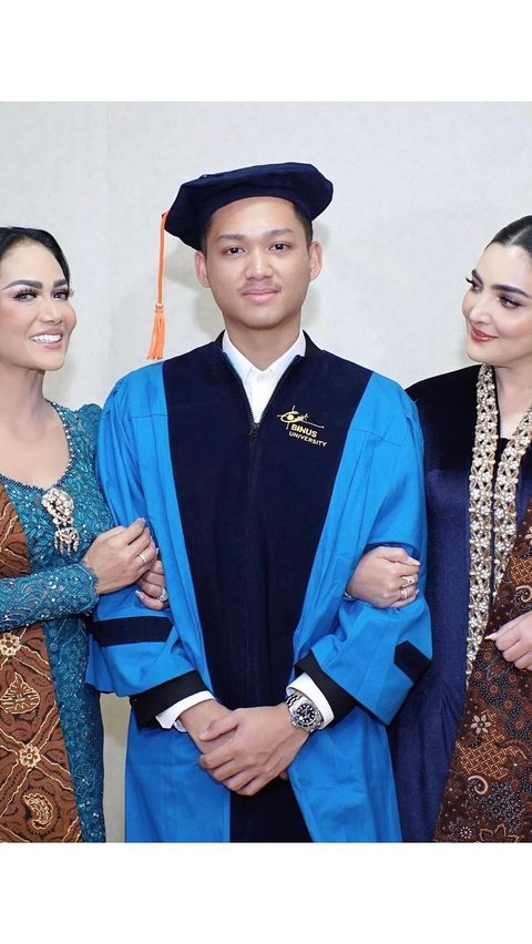 10 Style Comparison of Krisdayanti VS Ashanty Accompanying Azriel Hermansyah's Graduation, KD Praised as More Suitable & Elegant