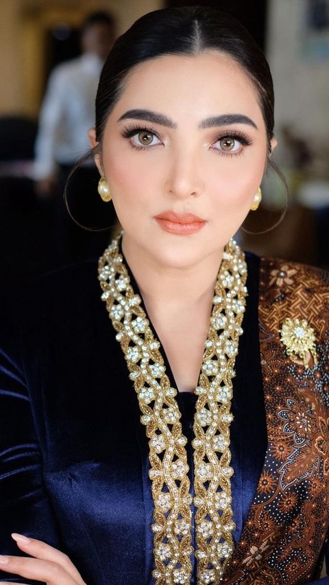 Sementara Ashanty tampil anggun dengan kebaya Navy dengan bordir emas yang mewah.