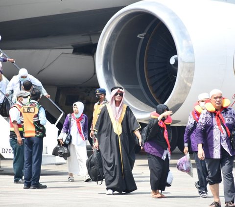 Potret Jemaah Haji Saat Tiba di Bandara Palembang, Berpakaian Nyentrik ala Orang Arab