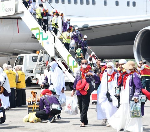 Potret Jemaah Haji Saat Tiba di Bandara Palembang, Berpakaian Nyentrik ala Orang Arab