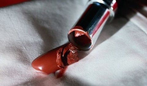 Cara Lain untuk Menyambungkan Lipstik yang Patah