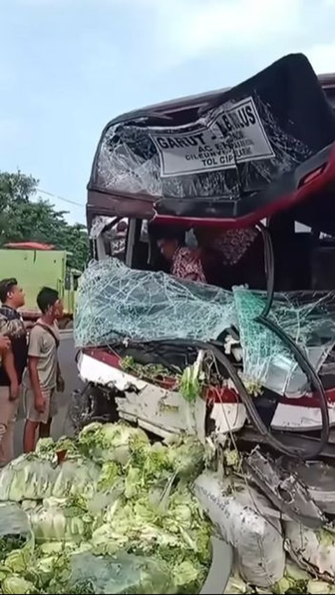 Detik-Detik 9 Kendaraan Alami Tabrakan Beruntun di Tol Cipularang, 2 Mobil Sampai Terguling