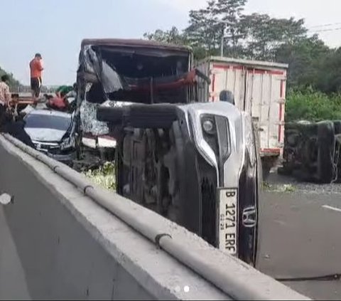 Moments of 9 Vehicles Experienced a Chain Collision on Cipularang Toll Road, 2 Cars Overturned