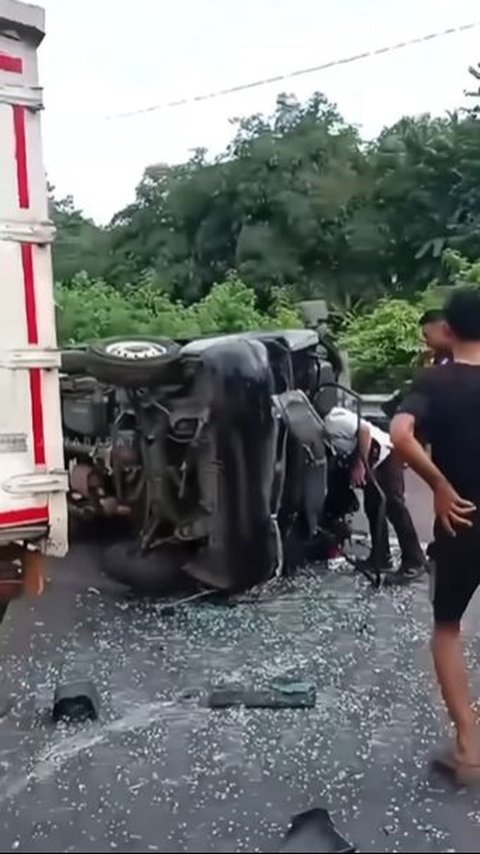 Moments of 9 Vehicles Experienced a Chain Collision on Cipularang Toll Road, 2 Cars Overturned