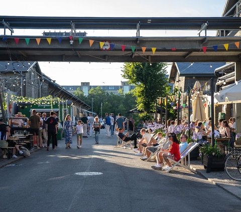 Tourists who diligently pick up trash and cycle in this city are given free meals by the government