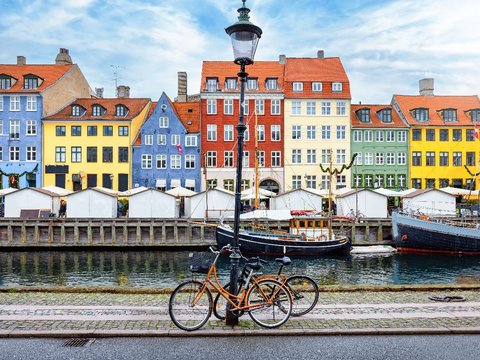 Tourists who diligently pick up trash and cycle in this city are given free meals by the government