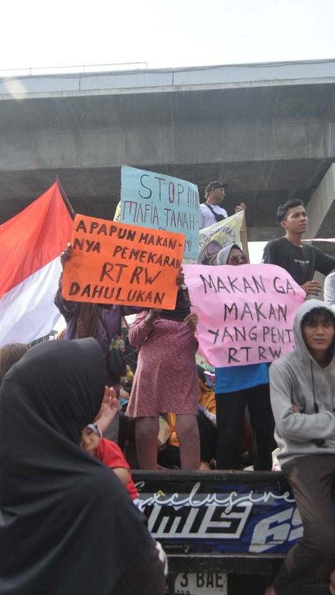 FOTO: Tuntut Pembentukan RT dan RW, Warga Kampung Sawah Geruduk Kantor Camat Cakung