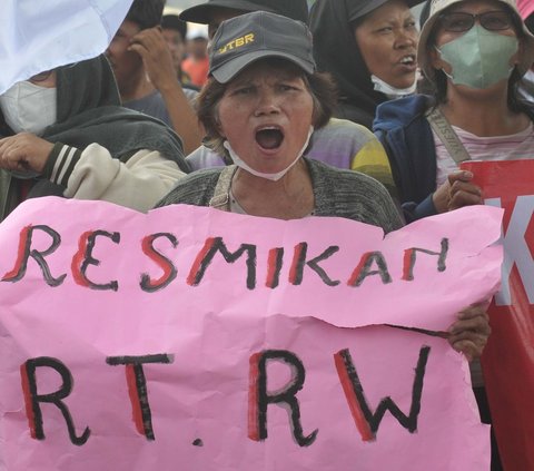 Aksi ini dilakukan sebagai bentuk tuntutan warga kepada pemerintah daerah untuk segera membentuk Rukun Tetangga (RT) dan Rukun Warga (RW) di Kampung Sawah, yang telah lama mereka tinggali. Foto: merdeka.com / Imam Buhori