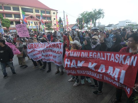 FOTO: Tuntut Pembentukan RT dan RW, Warga Kampung Sawah Geruduk Kantor Camat Cakung