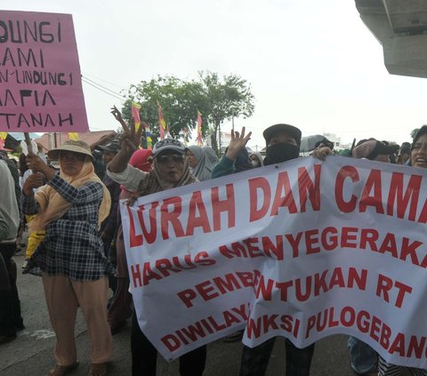 FOTO: Tuntut Pembentukan RT dan RW, Warga Kampung Sawah Geruduk Kantor Camat Cakung