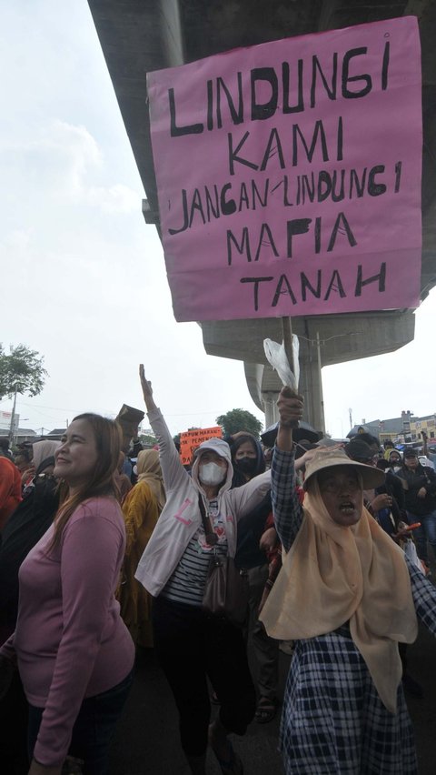 Para pengunjuk rasa berorasi dengan menggunakan pengeras suara, menyampaikan aspirasi dan tuntutan mereka agar segera dipenuhi oleh pemerintah daerah atau camat setempat. Foto: merdeka.com / Imam Buhori<br>