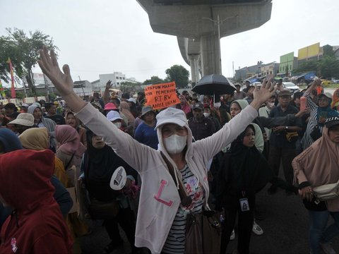 FOTO: Tuntut Pembentukan RT dan RW, Warga Kampung Sawah Geruduk Kantor Camat Cakung