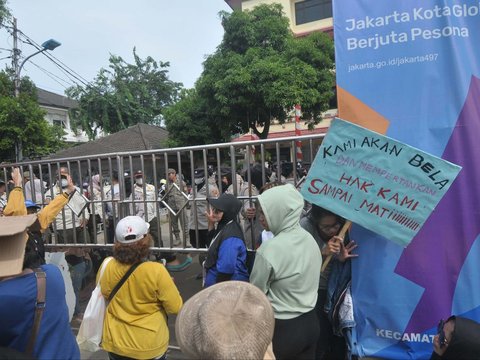 FOTO: Tuntut Pembentukan RT dan RW, Warga Kampung Sawah Geruduk Kantor Camat Cakung