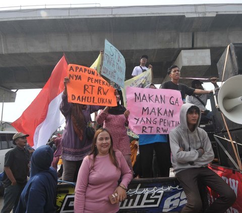 FOTO: Tuntut Pembentukan RT dan RW, Warga Kampung Sawah Geruduk Kantor Camat Cakung