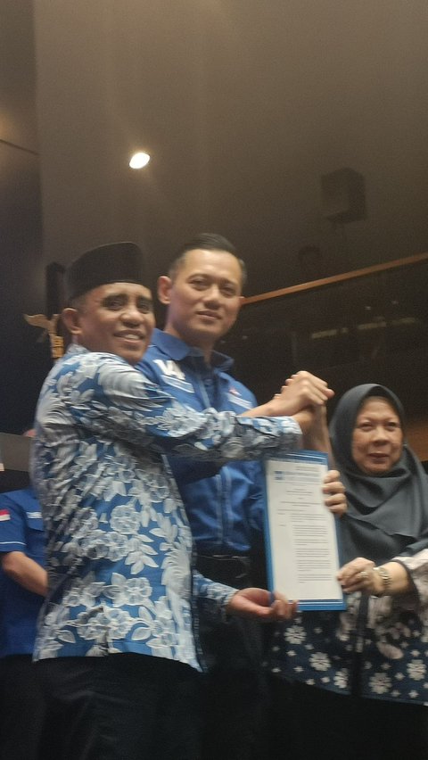 Pilkada Sulteng, AHY Serahkan Surat Rekomendasi ke Pasangan Anwar Hafid-Reny Lamadjido <br>