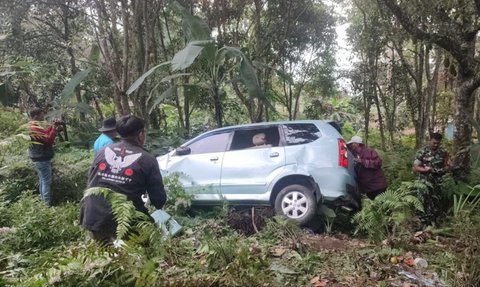 Minibus Ditumpangi Satu Keluarga Terjun ke Jurang, Satu Meninggal Dunia dan 10 Orang Terluka