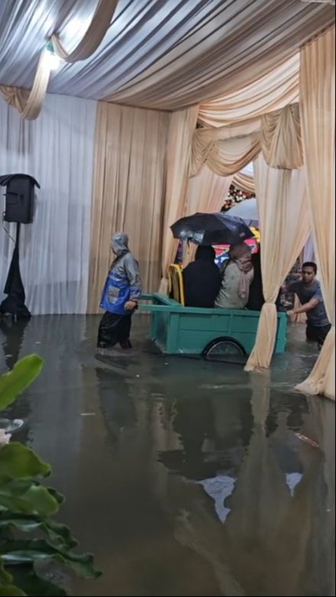 Flooded Celebration Moment, Guests Still Arrive by 'Special Vehicles'