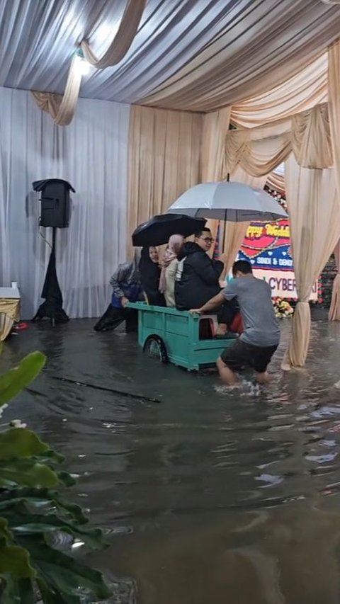 Flooded Celebration Moment, Guests Still Arrive by 'Special Vehicles'