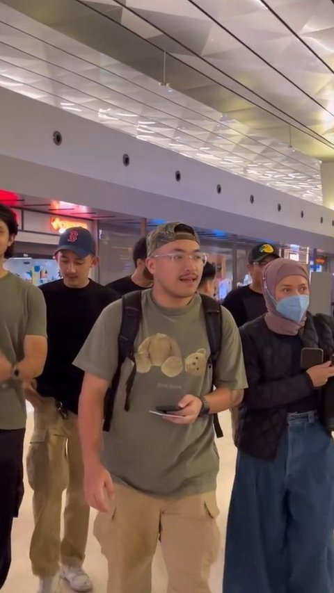 Bikin Haru, ini Momen Melly Goeslaw dan Anto Hoed saat Mengantar Putranya ke Bandara yang Akan Kuliah di Australia<br>