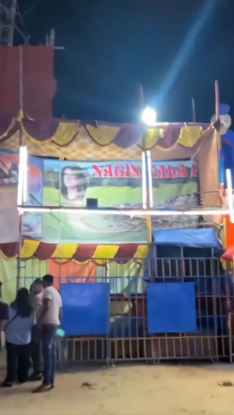 Instead of being scared, this young man laughed when he saw a woman with a snake body at an Indian night market