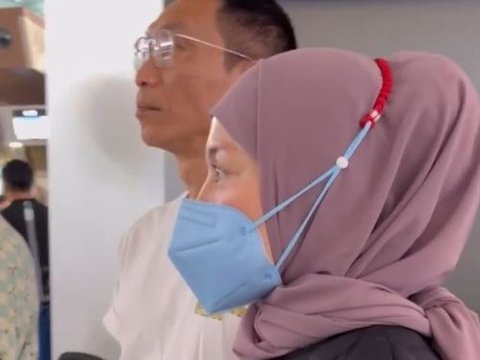 Bikin Haru, ini Momen Melly Goeslaw dan Anto Hoed saat Mengantar Putranya ke Bandara yang Akan Kuliah di Australia