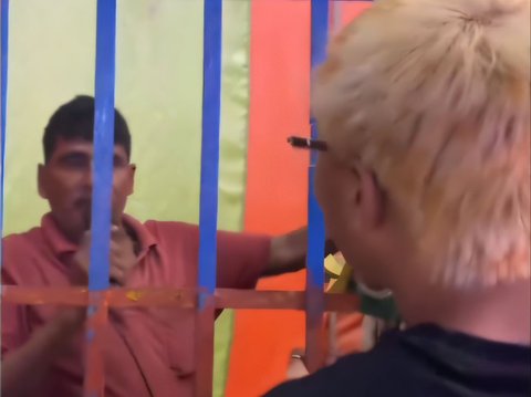 Instead of being scared, this young man laughed when he saw a woman with a snake body at an Indian night market