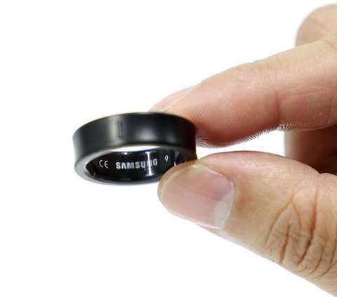 Seseorang menunjukkan bentuk fisik dari Galaxy Smart Ring dari Samsung Electronics selama pembukaannya di Seoul, Korea Selatan, 8 Juli 2024. Foto: REUTERS / Kim Hong-Ji<br>