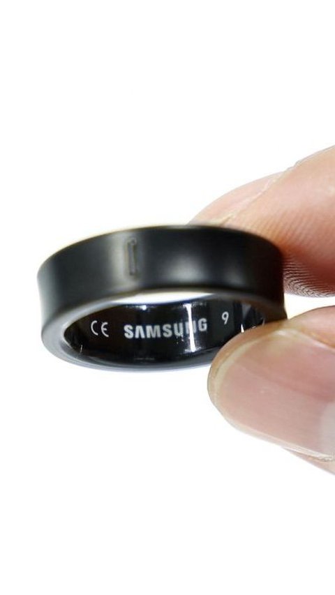 Kabarnya Galaxy Ring akan dijual sepaket dengan tempat pengisian daya yang berfungsi seperti casing earbud. Foto: REUTERS / Kim Hong-Ji<br>