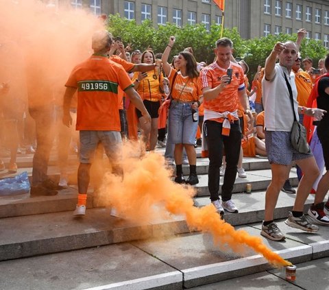 Para suporter pasukan oranye ini berkumpul  di Dortmund menjelang pertandingan laga semifinal Euro 2024 antara Belanda dan Inggris yang akan digelar pukul 02.00 WIB dini hari pada (11/7/2024). Foto: Reuters<br>