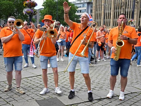 FOTO: Aksi Suporter Belanda Bikin Kota Dortmund Berwarna Oranye Jelang Semifinal Euro 2024 Melawan Inggris