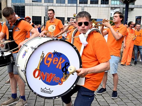 FOTO: Aksi Suporter Belanda Bikin Kota Dortmund Berwarna Oranye Jelang Semifinal Euro 2024 Melawan Inggris