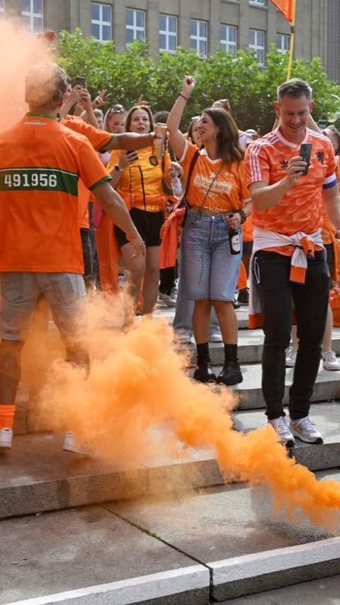 FOTO: Aksi Suporter Belanda Bikin Kota Dortmund Berwarna Oranye Jelang Semifinal Euro 2024 Melawan Inggris