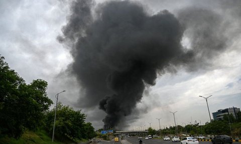 FOTO: Kebakaran Dahsyat Hanguskan Pasar Mingguan di Pakistan, Lebih dari 100 Toko Terbakar