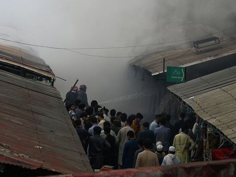 FOTO: Kebakaran Dahsyat Hanguskan Pasar Mingguan di Pakistan, Lebih dari 100 Toko Terbakar