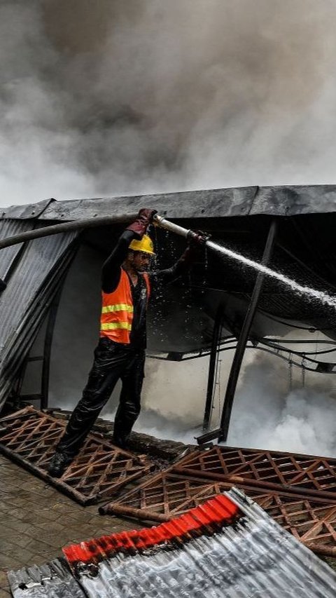 Menurut keterangan dari sumber setempat, api pertama kali muncul di bagian toko sepatu dan pakaian. Foto: AAMIR QURESHI / AFP<br>